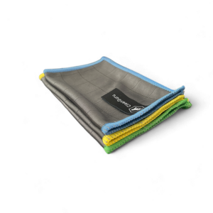 Stapel grauer Optiktucher mit farbigen Rändern in Blau, Gelb und Grün, CleanGuru-Logo auf dem obersten Tuch.