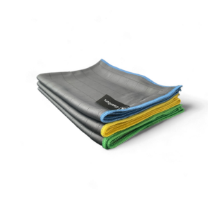 Stapel grauer microfasertücher mit farbigen Rändern in Blau, Gelb und Grün, CleanGuru-Logo auf dem obersten Tuch.