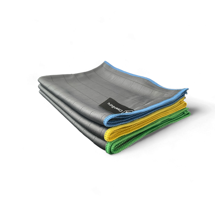 Stapel grauer microfasertücher mit farbigen Rändern in Blau, Gelb und Grün, CleanGuru-Logo auf dem obersten Tuch.